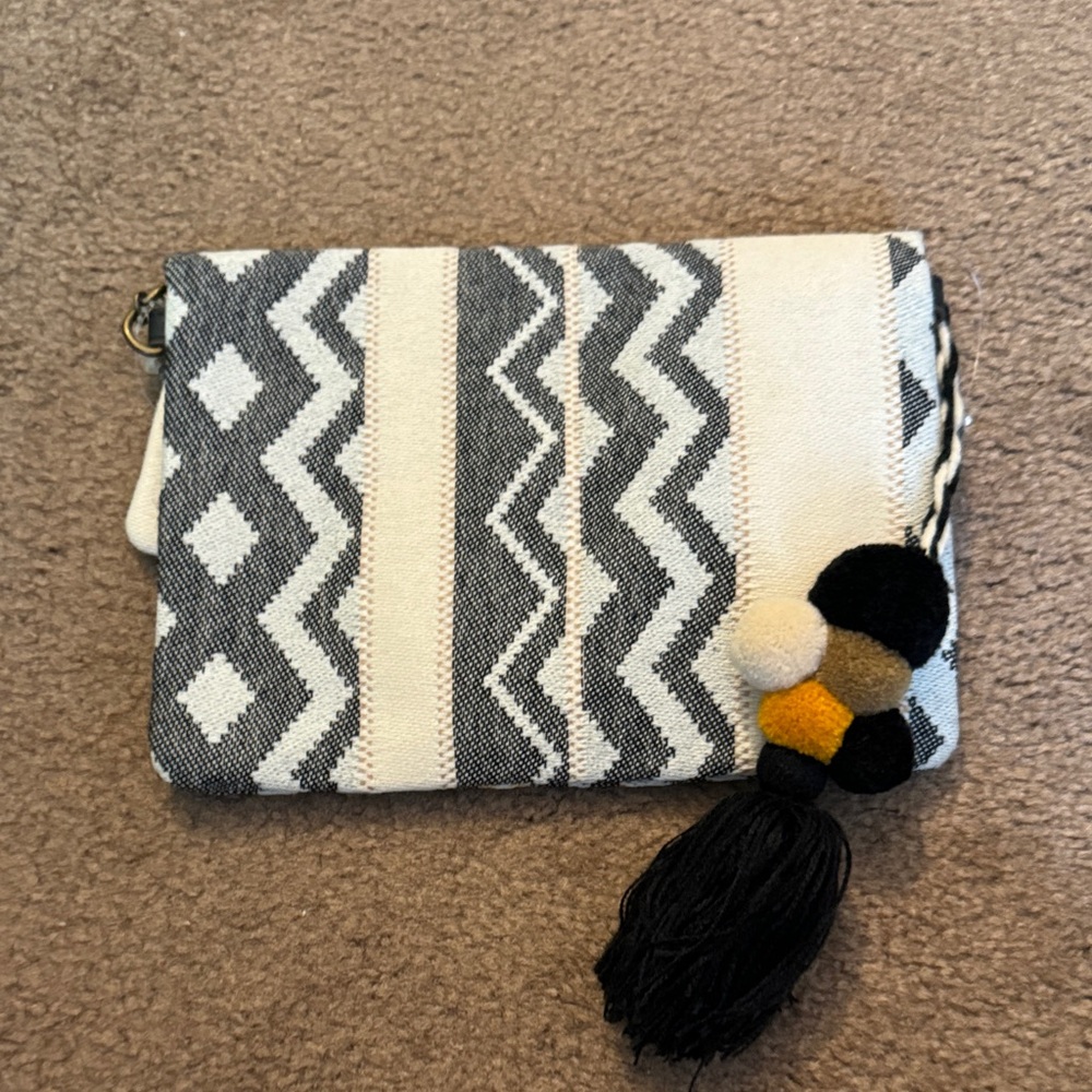 Geometric Patterned Clutch with Tassel / cross - Picture 5 of 5